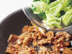 野菜は仕上げにさっと炒め合わせ、シャキシャキ感をキープさせます
