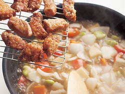 揚げた肉を野菜あんと手早く合わせ、あつあつをいただきます