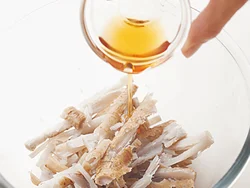 ごま油を先にまぶせば、調味料がむらなくなじみます