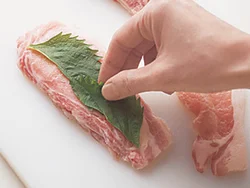 肉と肉の間に青じそやチーズなどの風味のいい食材をはさめば、味のアクセントに。