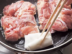 余分な脂を拭き取りながら焼いて、カリッとさせます