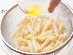 マカロニは熱いうちにオリーブ油を回しかければ、くっつくことがありません