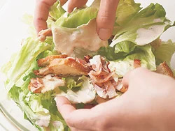 手で上下を返すようにしっかりあえると、味がまんべんなくつきます