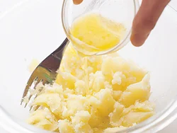 じゃがいもは温かいうちに合わせ調味料を混ぜ合わせると、味がしっかりなじみます