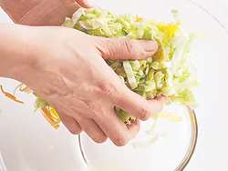 野菜はしっかり水けをきることで、シャキシャキの食感に仕上がります