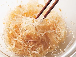 はるさめは最初に合わせ調味料を混ぜると、味がからみやすくなります