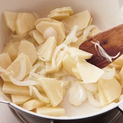 野菜を炒める