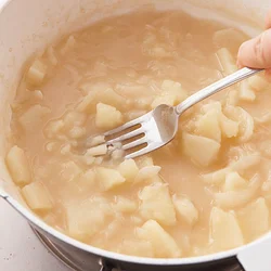 フォークで野菜を潰す