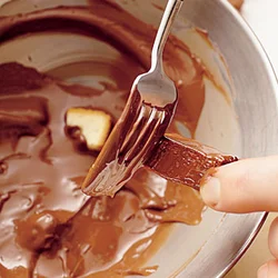 チョコレートは、フォークの背で軽くこそげると、均等の厚さでつく。