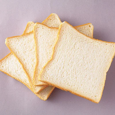 ここでは、サンドイッチに使って余りがちな、8枚切り食パンの耳を使用。もちろん厚みのあるパンでも作れます。
