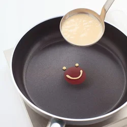 時間差で上から生地を流し入れると焼き色に差がつき、好みの絵が描ける。