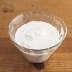 ヨーグルトは、水きりするとサワークリームのように濃厚な味わいに。