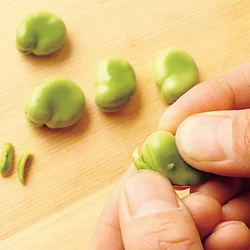 薄皮は炊くとやわらかくなるので除かなくてOK。軸は筋っぽく、苦みがあるので除いて。