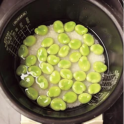 豆は米と一緒に炊き込む。もち米を少量混ぜることで、ご飯がもちっとした食感に。