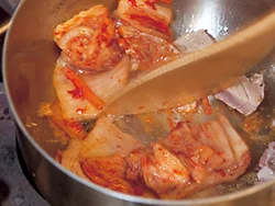 キムチと豚肉は一緒に炒めることで、食材から出たうまみを互いに吸収することができる。