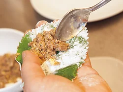 肉だねはスプーンでえごまの葉の中央にのせると、包むときに肉だねがあふれない。