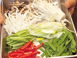 野菜の量が多くても、細切りにしておくと、火が通りやすく、味もからみやすい。