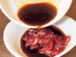 牛肉に下味をつけておけば、調味料は少なめでもおいしい。さらに、残った下味も調味料として使う。