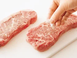 焼く直前に塩、こしょうをふる。
