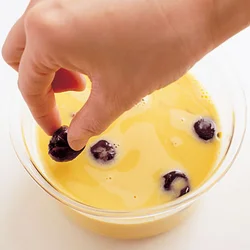 チェリーは1粒ずつぽとんと落とすと、プリン液全体に程よく散らばる。