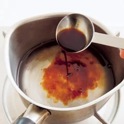 漬け汁の味の決め手はしょうゆ。卵に味がなじみ、保存がきくように味を濃くしておく。