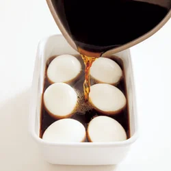 漬け汁は完全にさまさず、粗熱をとったくらいの温度でゆで卵に注ぐと、味が早くしみる。