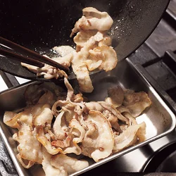 肉は焼き目をつけて、いったん取り出す