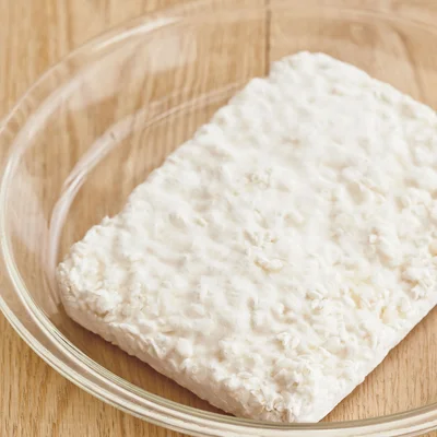 今回使用した「乾燥米麹」は、蒸し米に麹菌をつけて繁殖させて“生米麹”を作り、それを乾燥させたものです。生米麹を使用する場合は水分量が変わるので注意して。