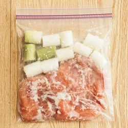 袋に入れて漬け込むと、少量でまんべんなく漬けられる。塩麹パワーで肉質がぐんとやわらかくなる。