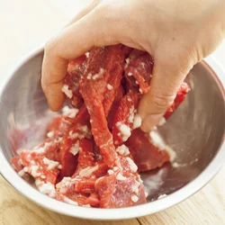 牛肉に塩麹を手でよくもみ込み、しっかり下味をつける。肉のくさみを除き、ジューシーにする効果も。