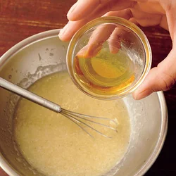 玉ねぎのすりおろしにみりんを加えることで、まろやかな味わいのドレッシングになる。