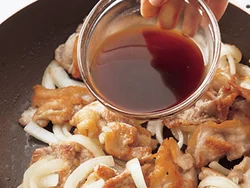 合わせ調味料を加えて炒め合わせる。おろししょうがをきかせて、風味アップ。