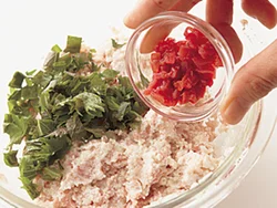 豆腐はしっかり水きりして残りの肉だねの材料とよく練り混ぜる。梅はたたいてしそと一緒に加える。梅の酸味としその香りが味のアクセントになる。