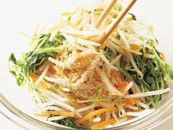 ゆでてかさが減った野菜は、ごまをアクセントにしたうす味であえる。
