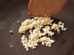 にんにくの香りをしっかり出すと、風味がよいのでうす味でもおいしい。