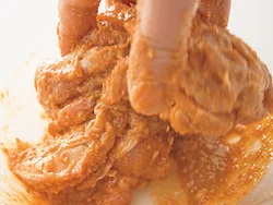 どんな下味の場合も手でしっかりもみ込み、水分が肉の中に入っていくのを確認して。時間をおくとより味がなじむ。