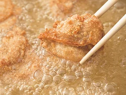 揚げ上がりの最後の１〜２分は火を強めて高温(約180℃)の油で仕上げると、中はジューシー、外はカラリと揚がる。