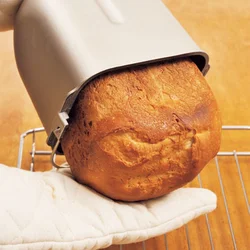 パンケースの底を片手で持ち、もう片方の手をパンに添えるようにして取り出す。パンの山を潰さないようにして。