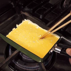 箸の先で泡をつぶしながら、薄く焼く