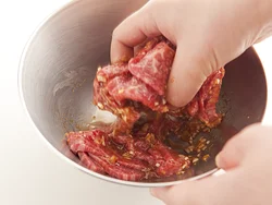 牛肉は手でしっかりと下味をもみ込んで、味をなじませる