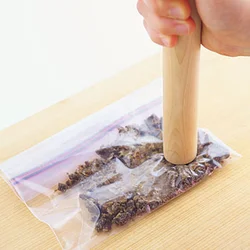 黒糖はたたいて細かくし、溶けやすくする。粉末タイプの場合は必要なし。