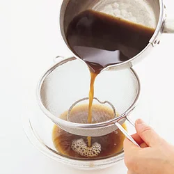 ざるでこして、黒糖の溶け残りや寒天のだまを除き、なめらかな食感に。