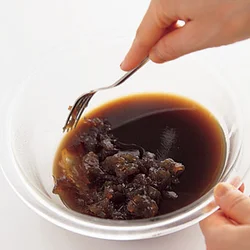 フォークでくずしてから器へ。牛乳ともよく混ざり合う。