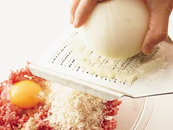 玉ねぎはまるのまま1/2個分をすりおろして肉だねに加える。切る手間が省け、肉だねがふっくらする効果も。残りはラップをかけて保存。