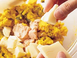 炒めたひき肉や玉ねぎの代わりに、加熱せずに入れられるツナやチーズでコク出し。チーズはちぎりながら加えて。
