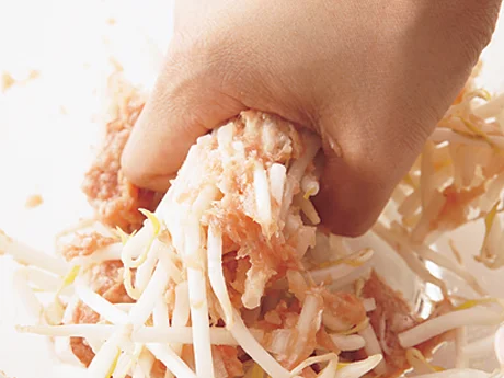 もやしは生のまま加えて、折りながらあんと均一に混ざるまで練る。食感を残したいので、細かくしなくてもOK。