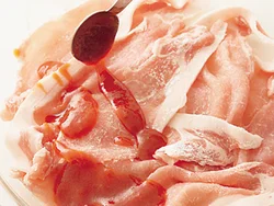 肉は小麦粉を薄くふっておくと、たれがからみやすくなる。また肉どうしがくっついてかたくなるのを防ぐ効果も。