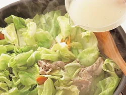 スープに片栗粉を加えると、だまになりにくく、簡単にとろみがつけられる。