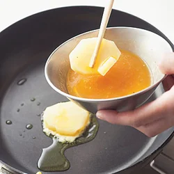 じゃがいもは下ゆでして火が通っているので、卵液がしっかり固まるまで焼けばOK。