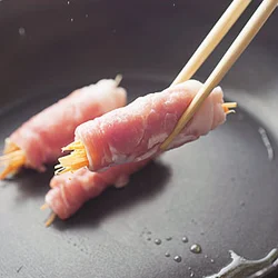 豚肉の巻き終わりを下にして焼くとつなぎ目がくっつくので、そのあとは転がしながら全体を色よく焼く。